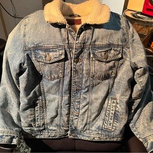 Abercrombie & Fitch- Sherpa Lined Denim Jacked (Vintage Wash). Medium